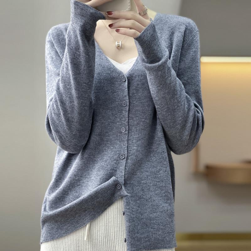 Women Light V-Neck Cardigan with Boxy Silhouette and Cashmere Look Mune Fashion
