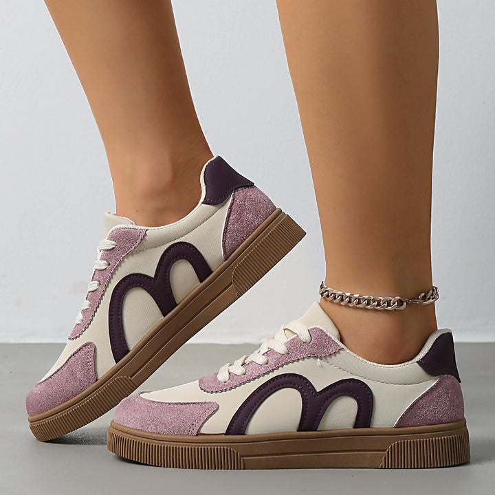 Women's retro sneaker with velour overlays, curved side application and profiled rubber sole Mune Fashion