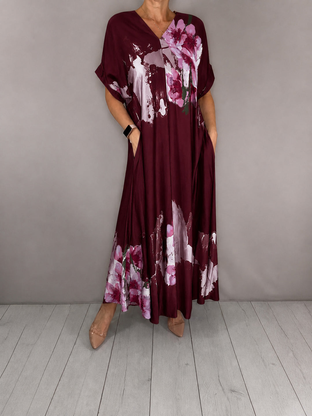 Women's maxi dress with a flowing fall, V-neck, side pockets, and floral watercolor look Mune Fashion