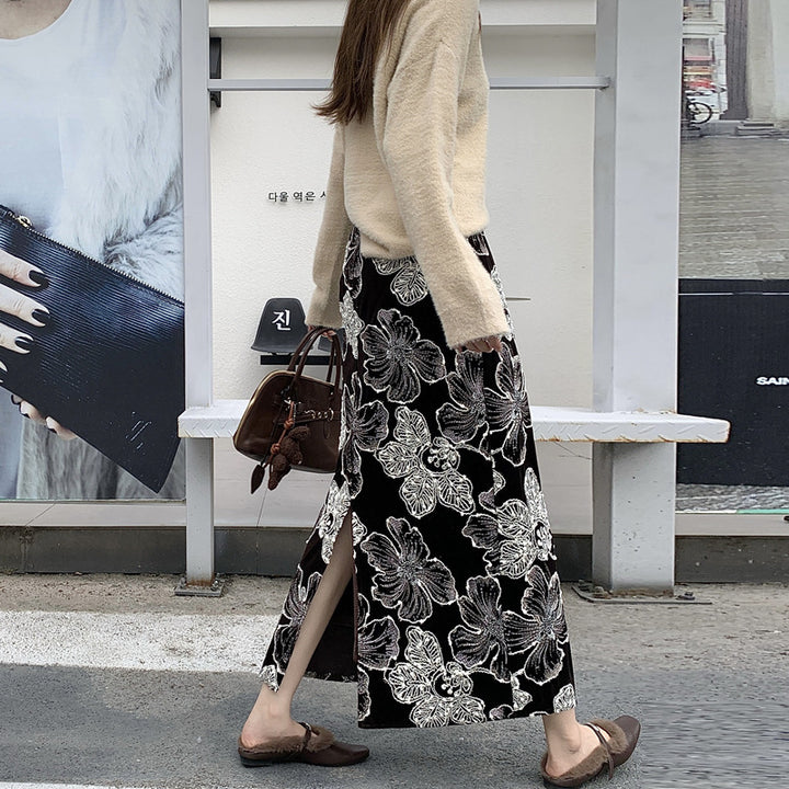 Women's maxi skirt in velvety jacquard fabric with floral relief, high waist and side leg slit Mune Fashion