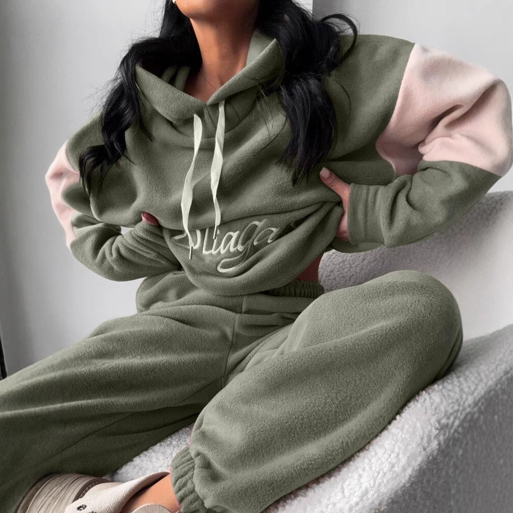 Women's cozy hoodie set with contrast sleeves, elastic high-waist joggers, and oversized hood Mune Fashion