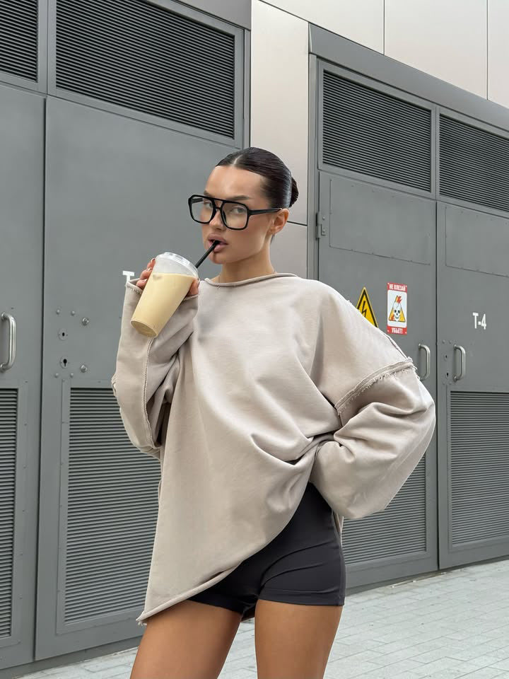 Ladies ultra-wide relax sweatshirt with frayed seams and asymmetric hem Mune Fashion