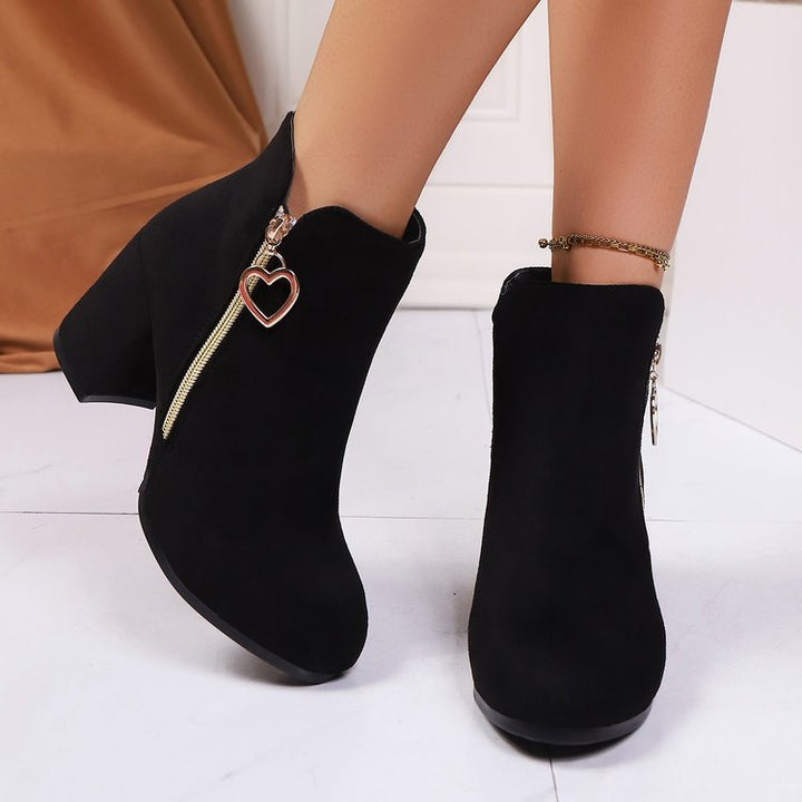 Damen Stiefeletten mit breitem Blockabsatz, Herz-Reißverschluss und Samtvelours-Optik Mune Fashion