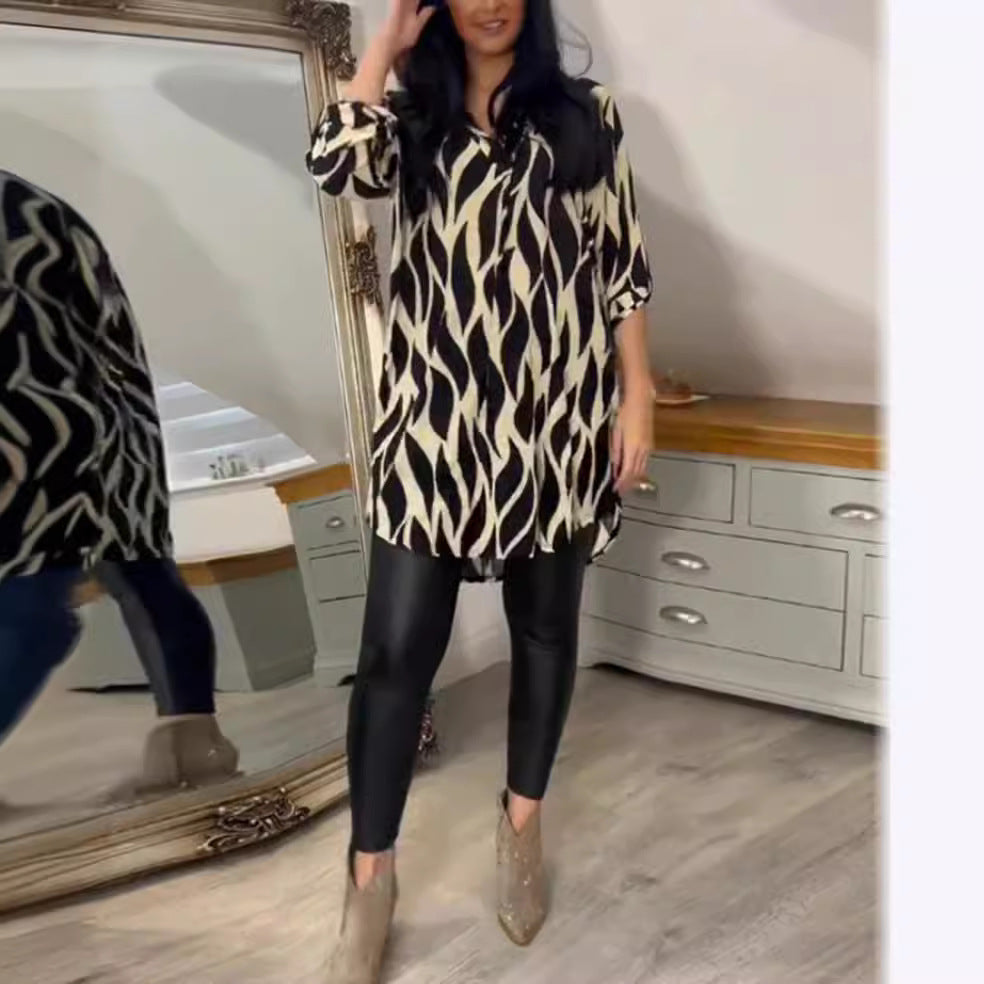 Women's oversized long tunic with abstract wave print, V-neckline and roll-up three-quarter sleeves Mune Fashion