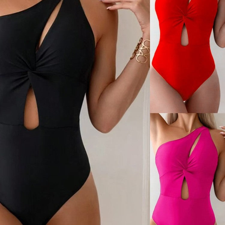 Women’s one-piece with asymmetrical design and refined cut-out Mune Fashion
