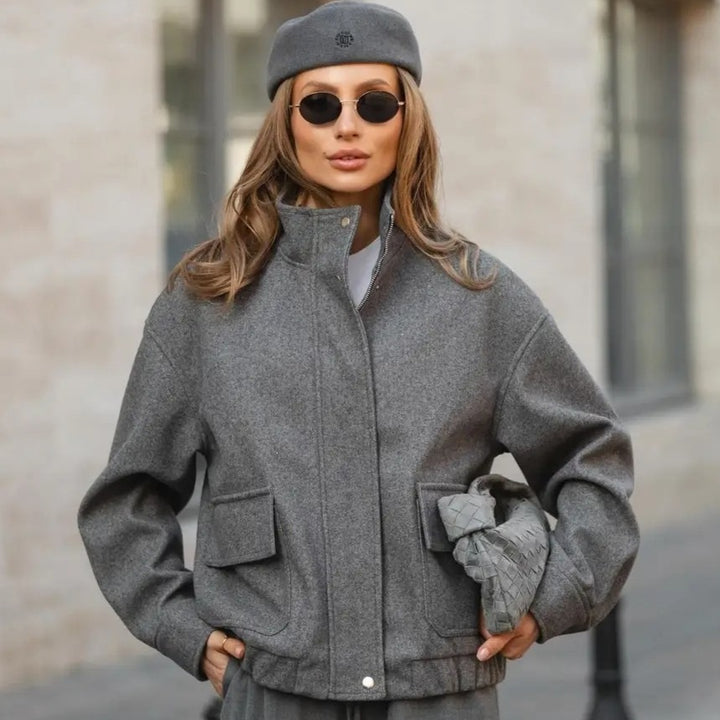 Women’s short jacket made of wool blend in utility look with stand-up collar, flap pockets, and elastic hem Mune Fashion