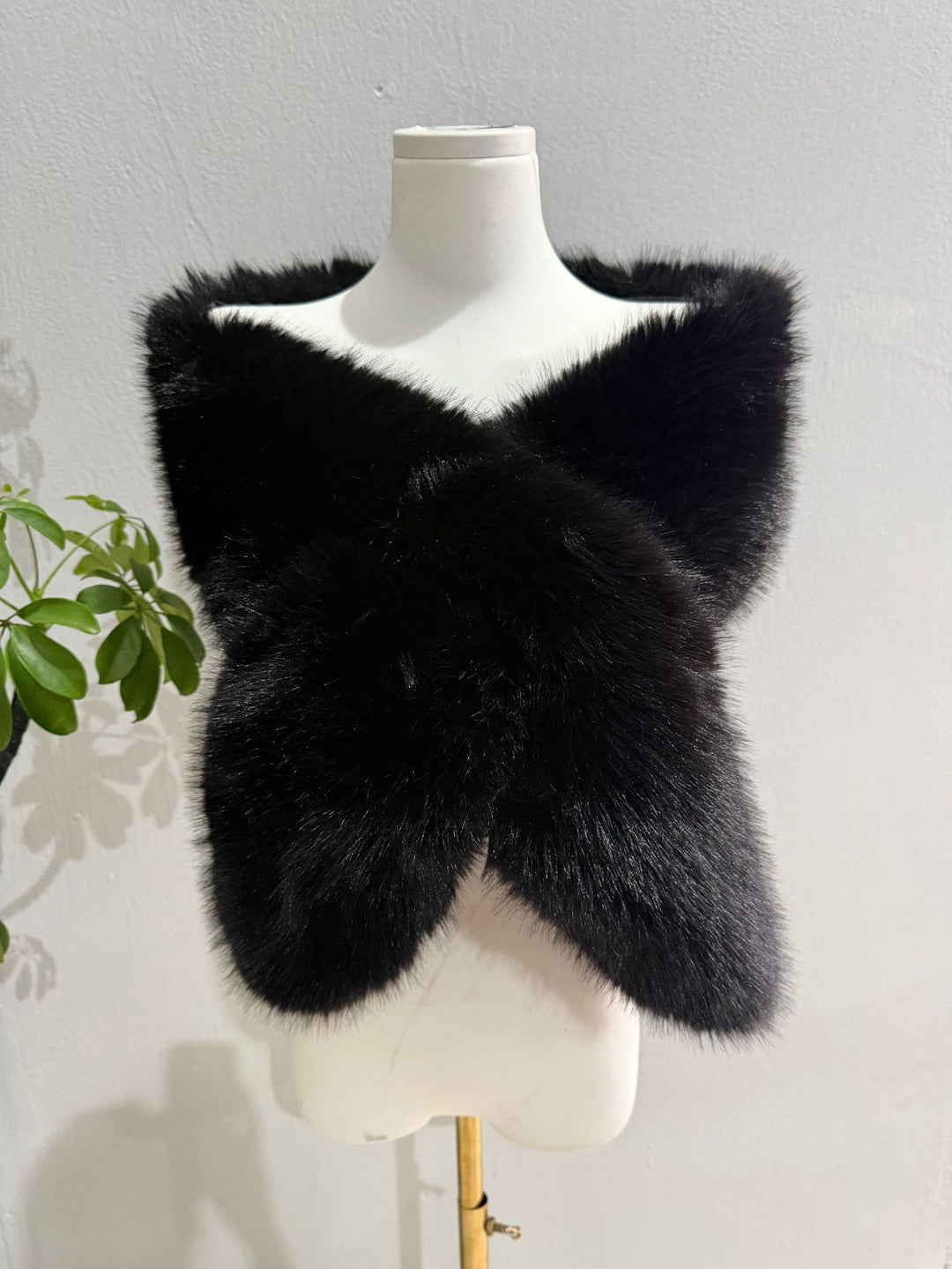 Women's Luxurious Reversible Faux Fur Shoulder Stole with V-Shape Mune Fashion