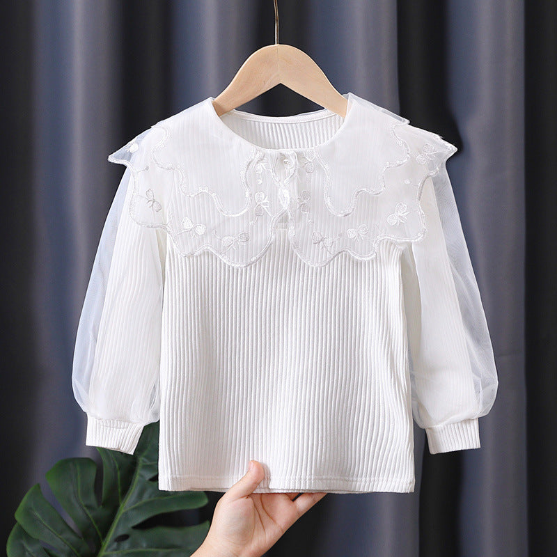 Ladies blouse with elegant lace decoration Mune Fashion