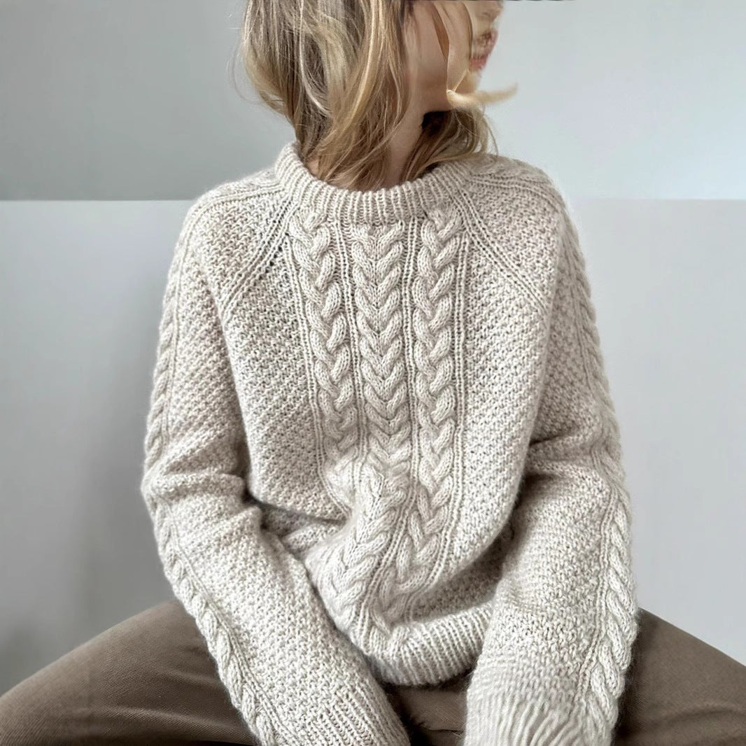 Women's oversized knitted sweater with cable pattern