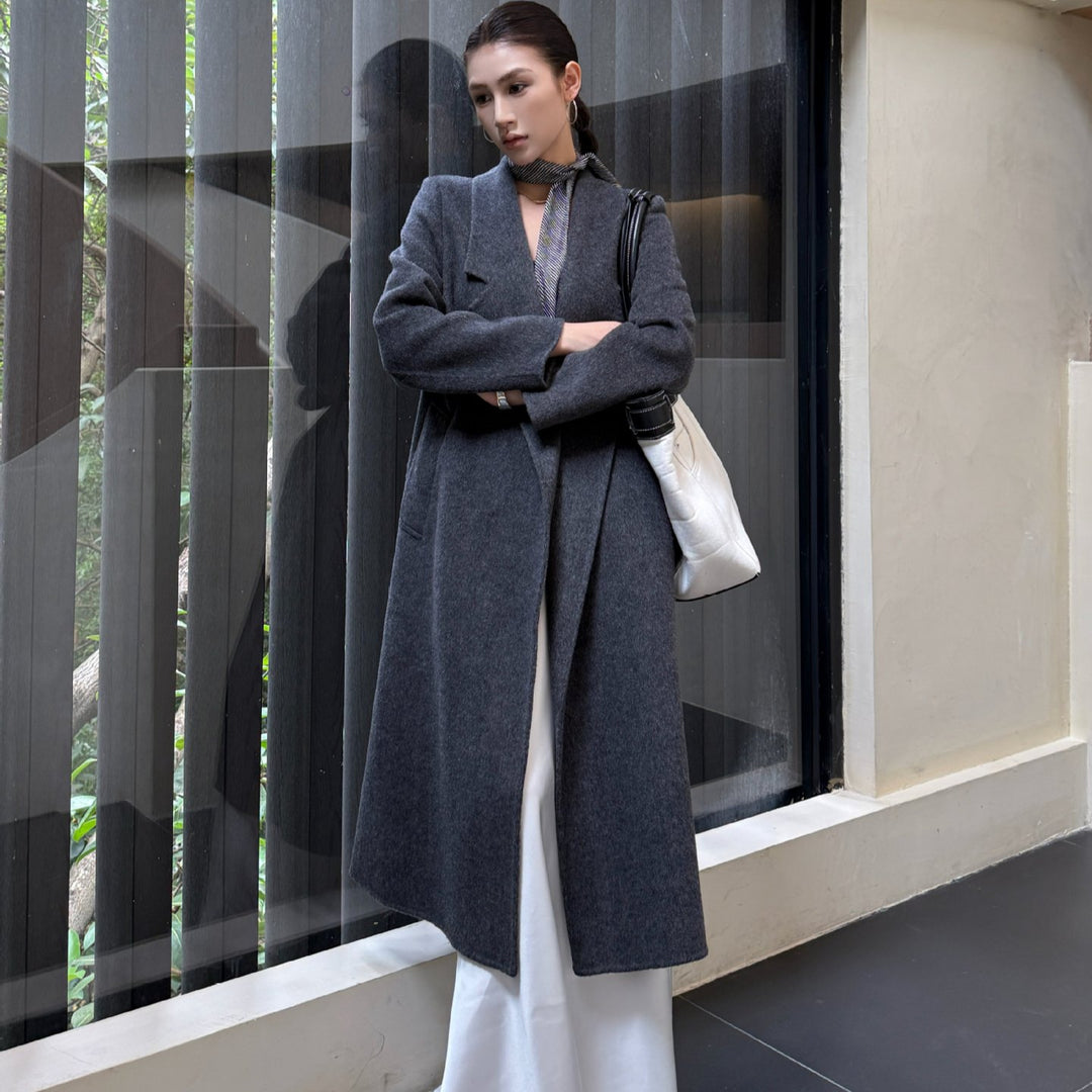 Women's Oversize Wool Coat with Structured Shoulder Section and Elegant Lapel Mune Fashion