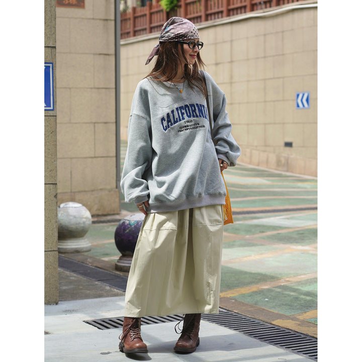 Women’s Wide College Sweatshirt with Round Neck and Statement Print Mune Fashion