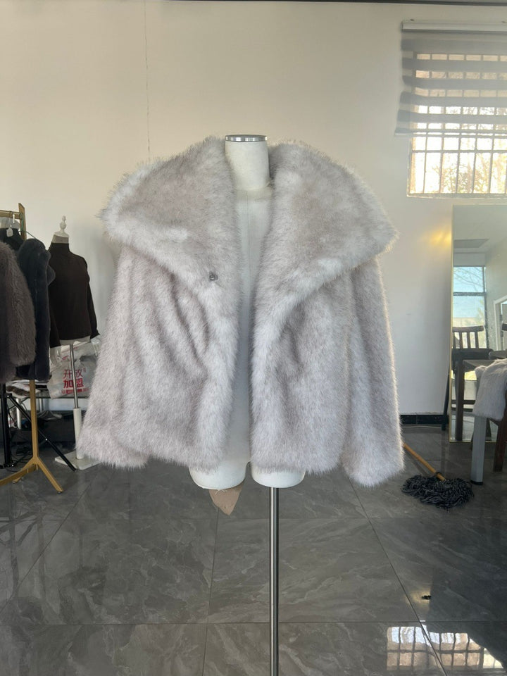 Women's short bolero in boxy cut made of vegan shaggy faux fur with XXL shawl collar Mune Fashion