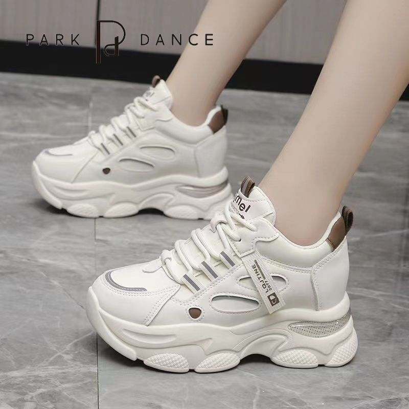 Women's sporty sneakers with airy mesh surface and sturdy sole Mune Fashion