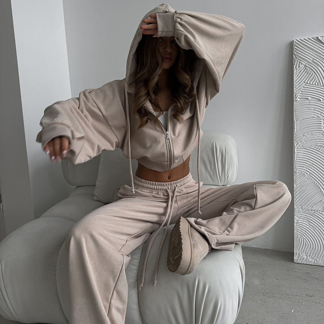 Women's short hoodie lounge set with oversized sleeves and wide jogger pants cut Mune Fashion