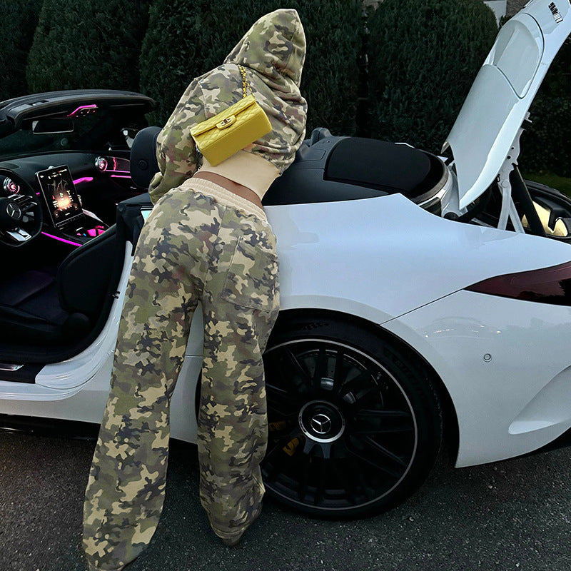 Women's short-cut hooded jacket with camouflage pattern, front zipper, kangaroo pocket and wide ribbed hem Mune Fashion