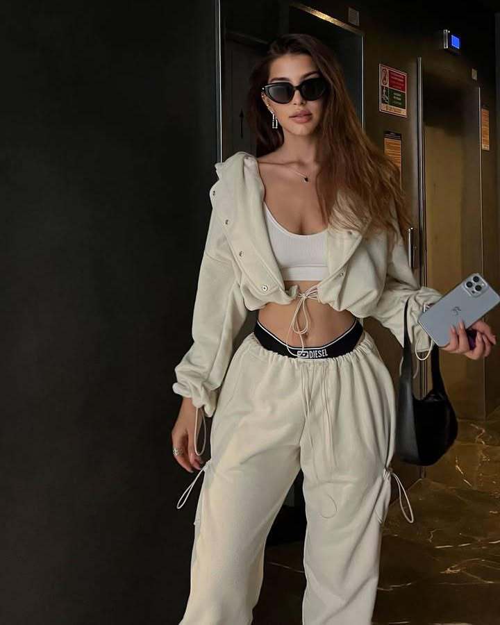 Women's loungewear set with oversized hoodie and high-waisted sweatpants Mune Fashion