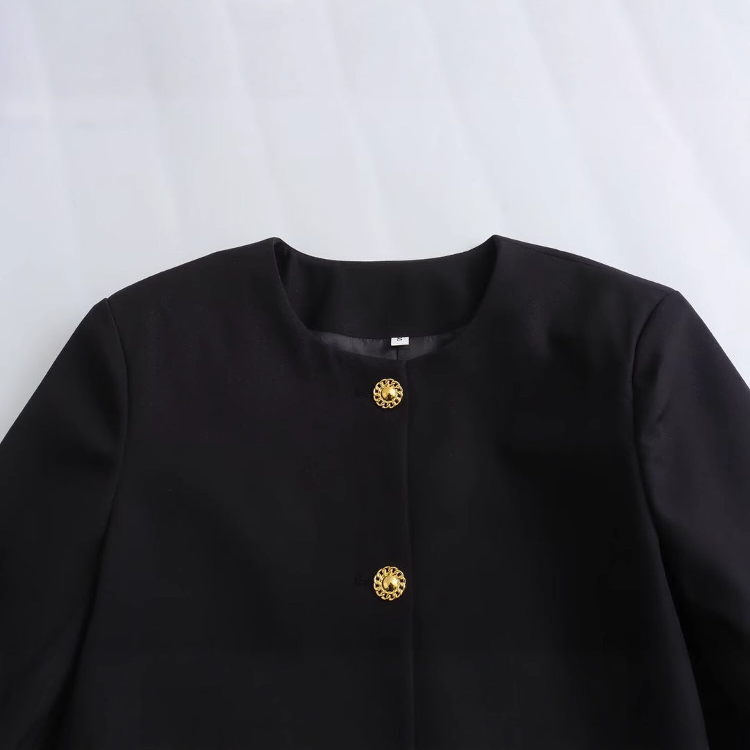 Women’s short blazer in boxy cut with decorative decorative buttons and patch pockets Mune Fashion