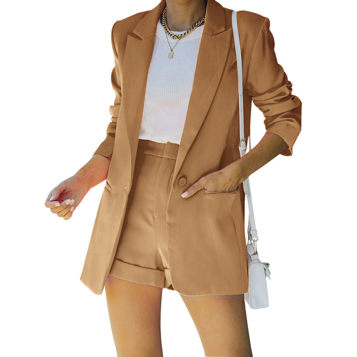 Women's form-fitting long blazer and high-waisted shorts set with dropped shoulders and patch pockets Mune Fashion