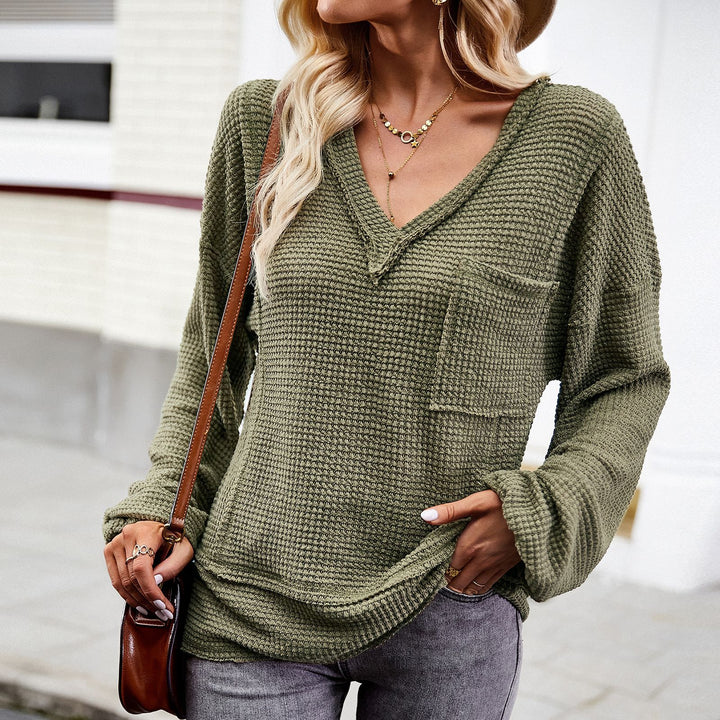 Women's waffle texture V-neck sweater with patch chest pocket and dropped shoulders Mune Fashion