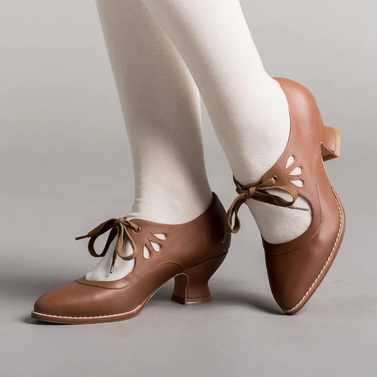 Ladies nan retro strap pumps with curved kitten heel, leaf-shaped cutouts, and decorative bow closure Mune Fashion