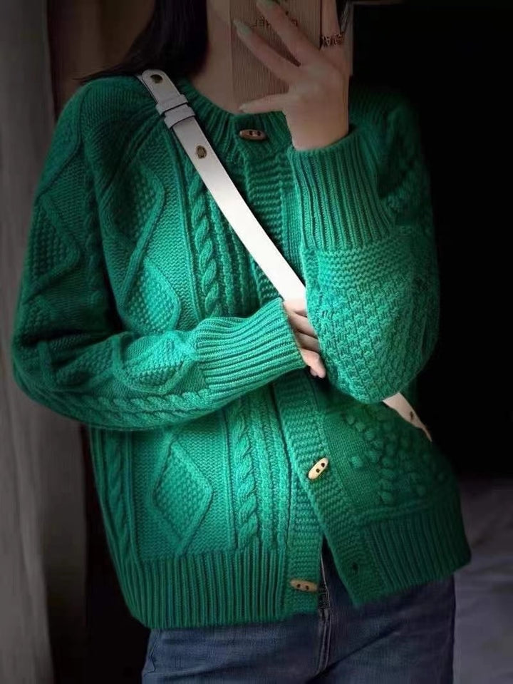 Women's knitted cardigan with cable pattern, boxy oversized fit and button placket Mune Fashion