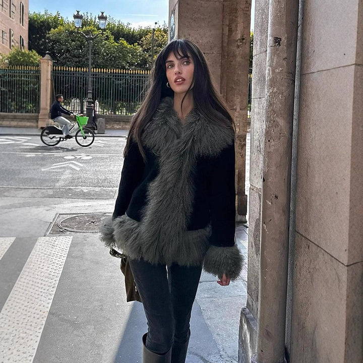 Women's short coat made of artificial fur with voluminous curl trim Mune Fashion