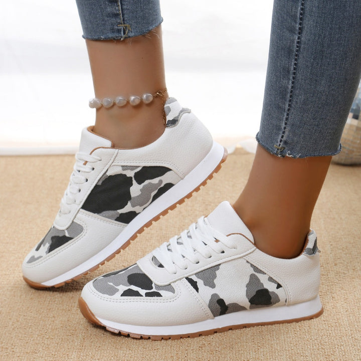 Women's sporty leopard print retro sneakers with padded comfort insole and contoured rubber sole Mune Fashion