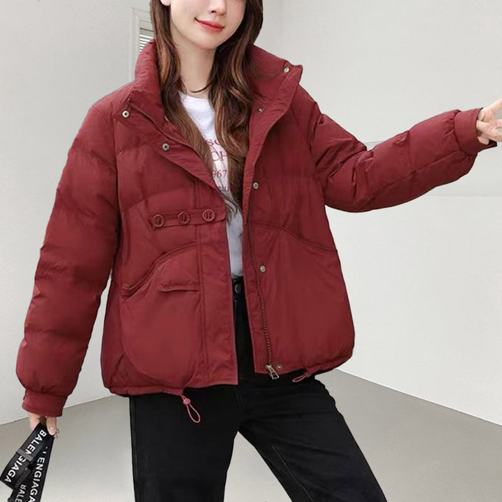 Women’s short-cut puffer jacket with high standing collar and pocket flap Mune Fashion