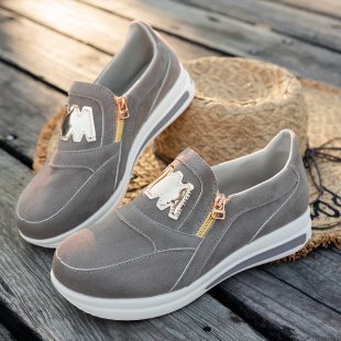 Women's Slip-On Platform Sneaker with decorative metal zipper and logo application Mune Fashion