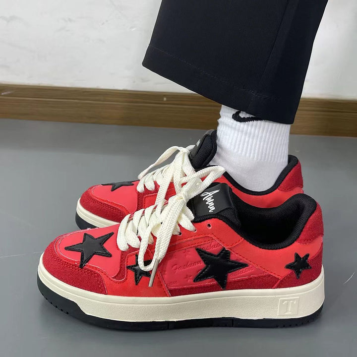 Women's sporty sneakers with striking star appliqué and sturdy profile Mune Fashion