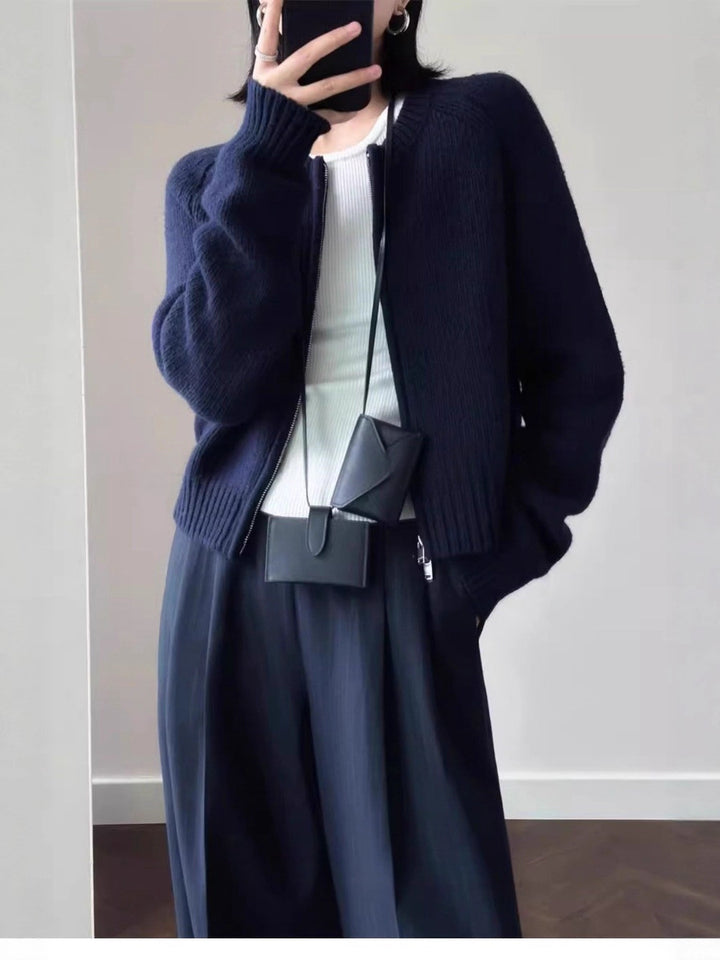 Women’s short jacket made of soft fine knit with a full-length zipper and ribbed hem Mune Fashion