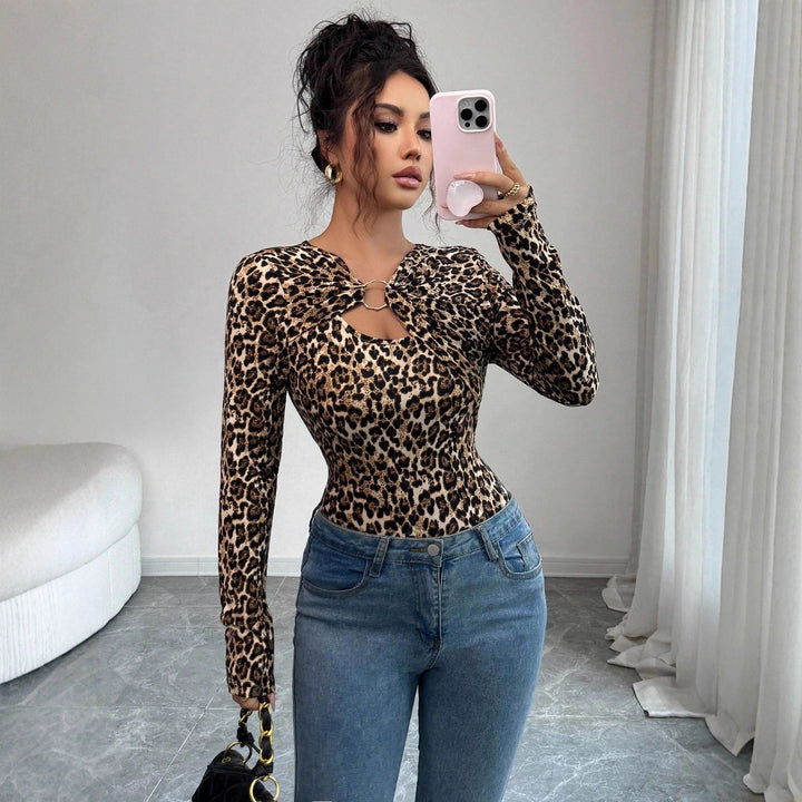 Women's body with figure-hugging long sleeves, leopard print and decorative ring Mune Fashion