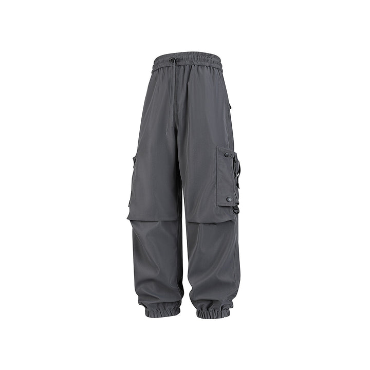 Men's Wide Technical Cargo Jogger with elastic drawstring waistband, multifunctional cargo pockets and adjustable leg openings Drune
