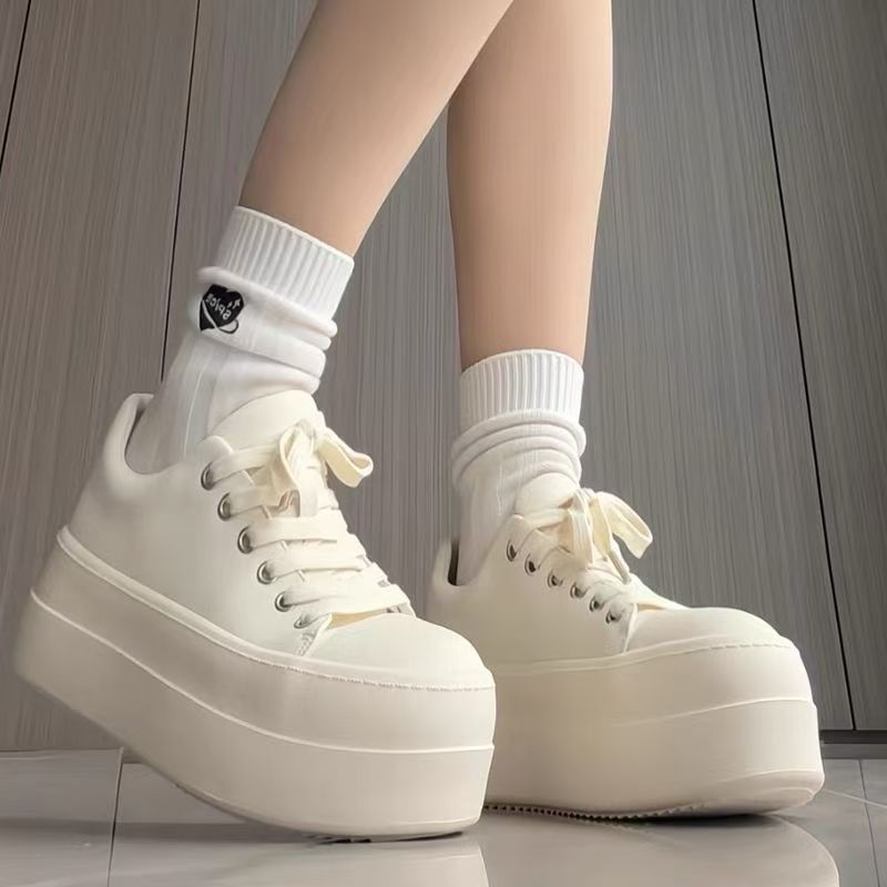 Women's Retro Platform Sneaker with Two-Tone Leather Look and Extra High Rubber Platform Mune Fashion