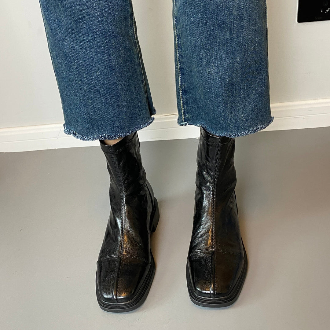 Women's leather boots with square toe and patterned rubber sole Mune Fashion
