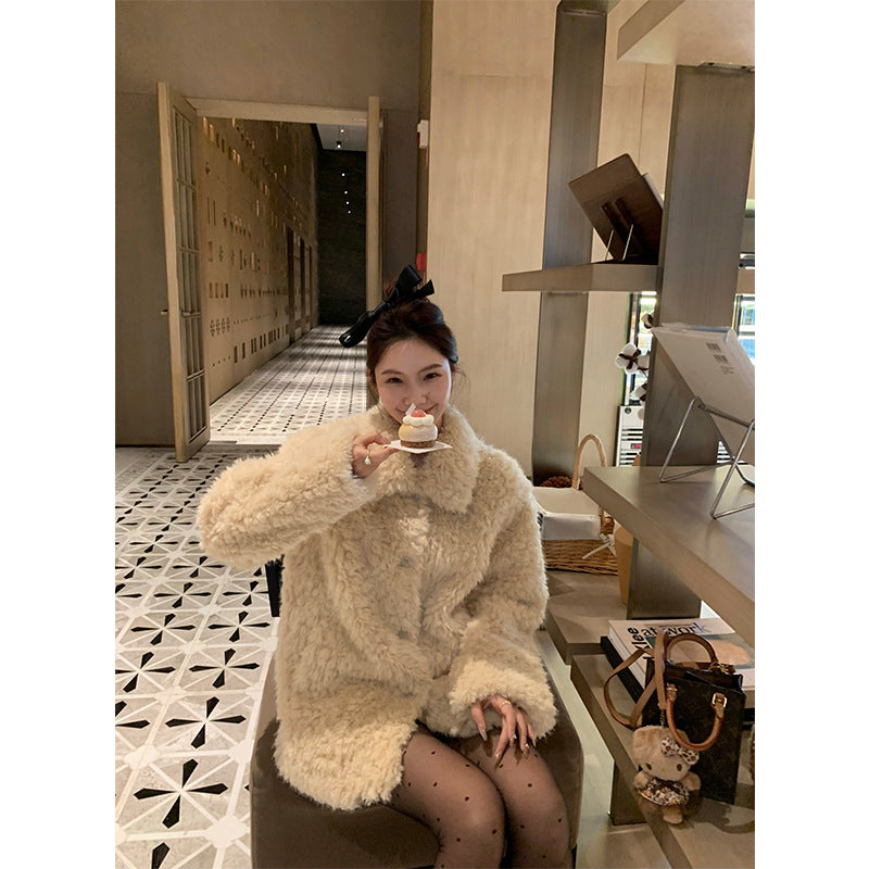 Women's Short Fur Teddy Coat with Large Collar and Boxy Oversize Silhouette Mune Fashion