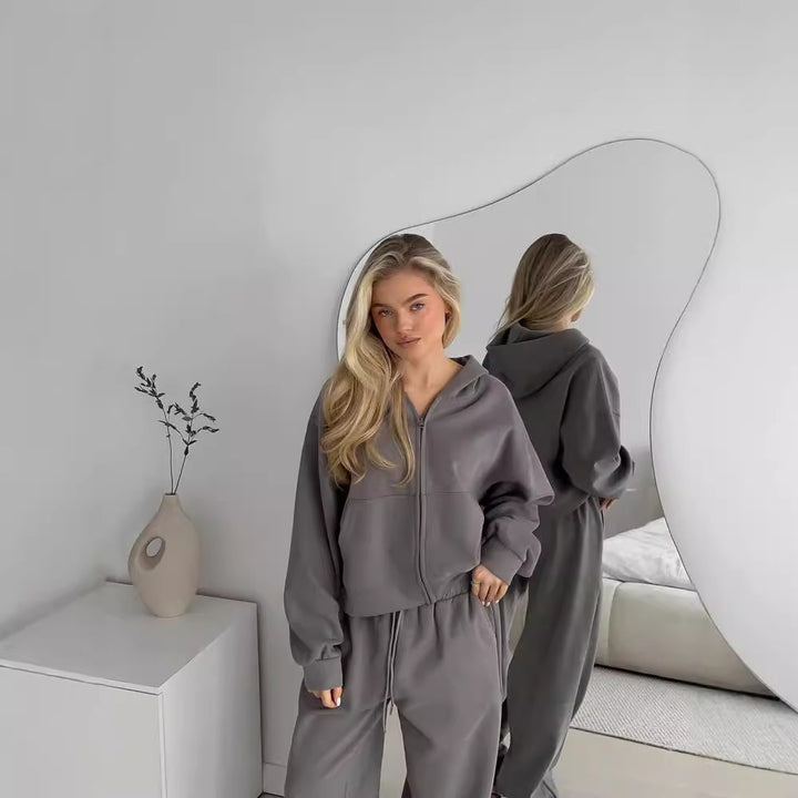 Women's cropped hoodie jacket with full zip and high-waisted jogging pants set Mune Fashion