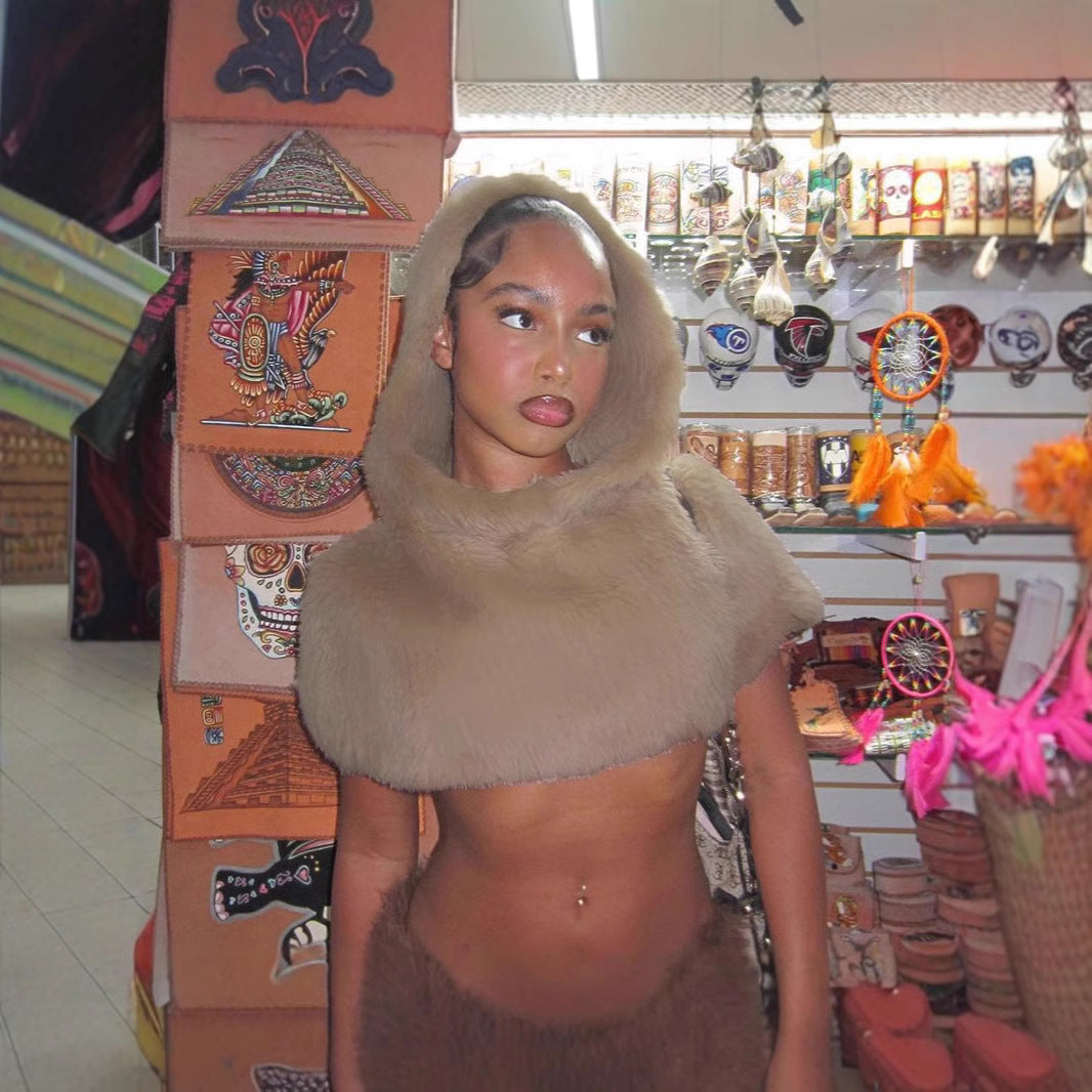 Ladies short hooded capelet made of luxurious faux fur with a concealing shoulder area Mune Fashion