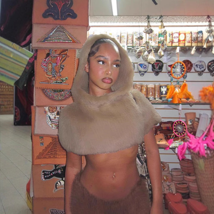 Ladies short hooded capelet made of luxurious faux fur with a concealing shoulder area Mune Fashion