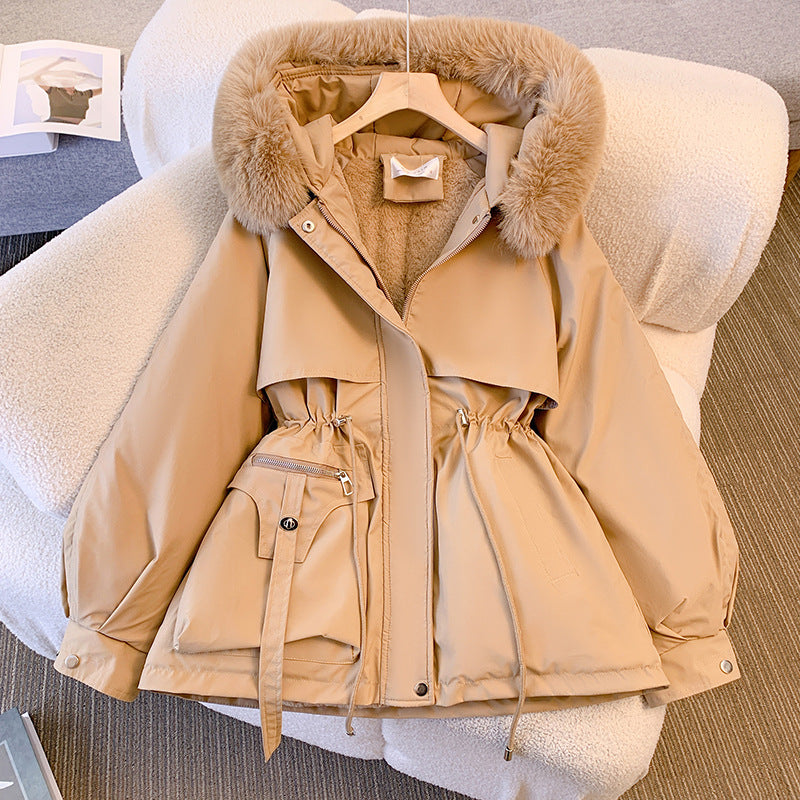 Women's short utility parka with fitted drawstring, multifunctional outer pockets and voluminous hood flap Mune Fashion