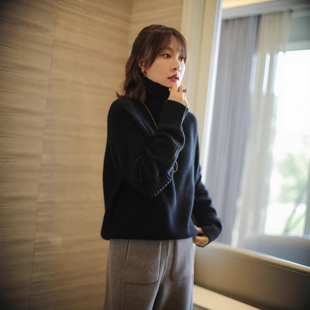 Women's turtleneck sweater made of fine ribbed knit with raglan sleeves and a relaxed silhouette Mune Fashion