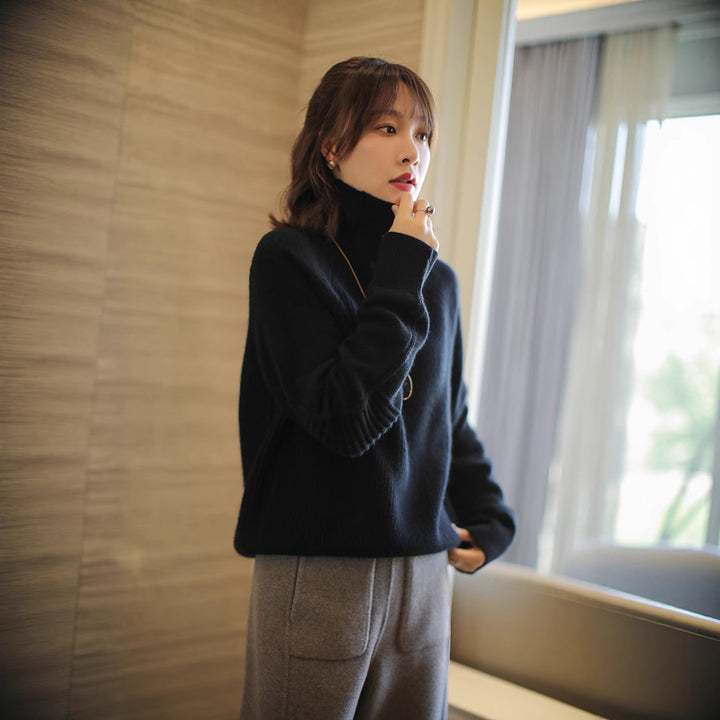 Women's turtleneck sweater made of fine ribbed knit with raglan sleeves and a relaxed silhouette Mune Fashion