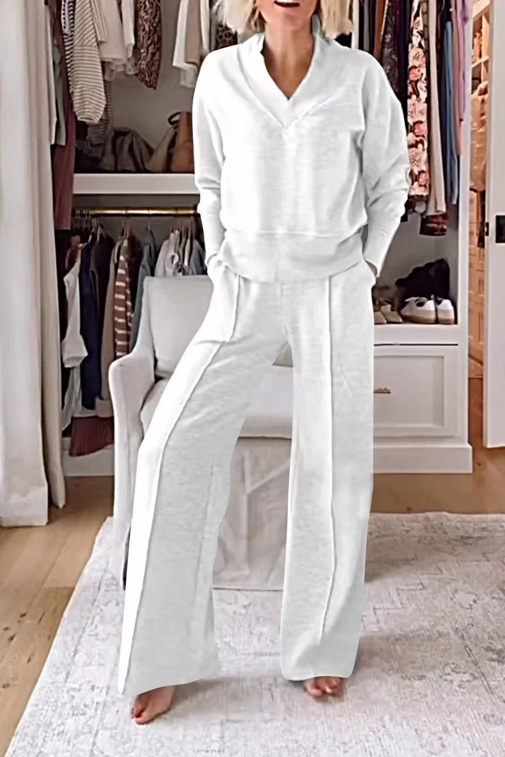 Ladies two-piece lounge set made of soft jersey with V-neck and wide palazzo pants cut Mune Fashion