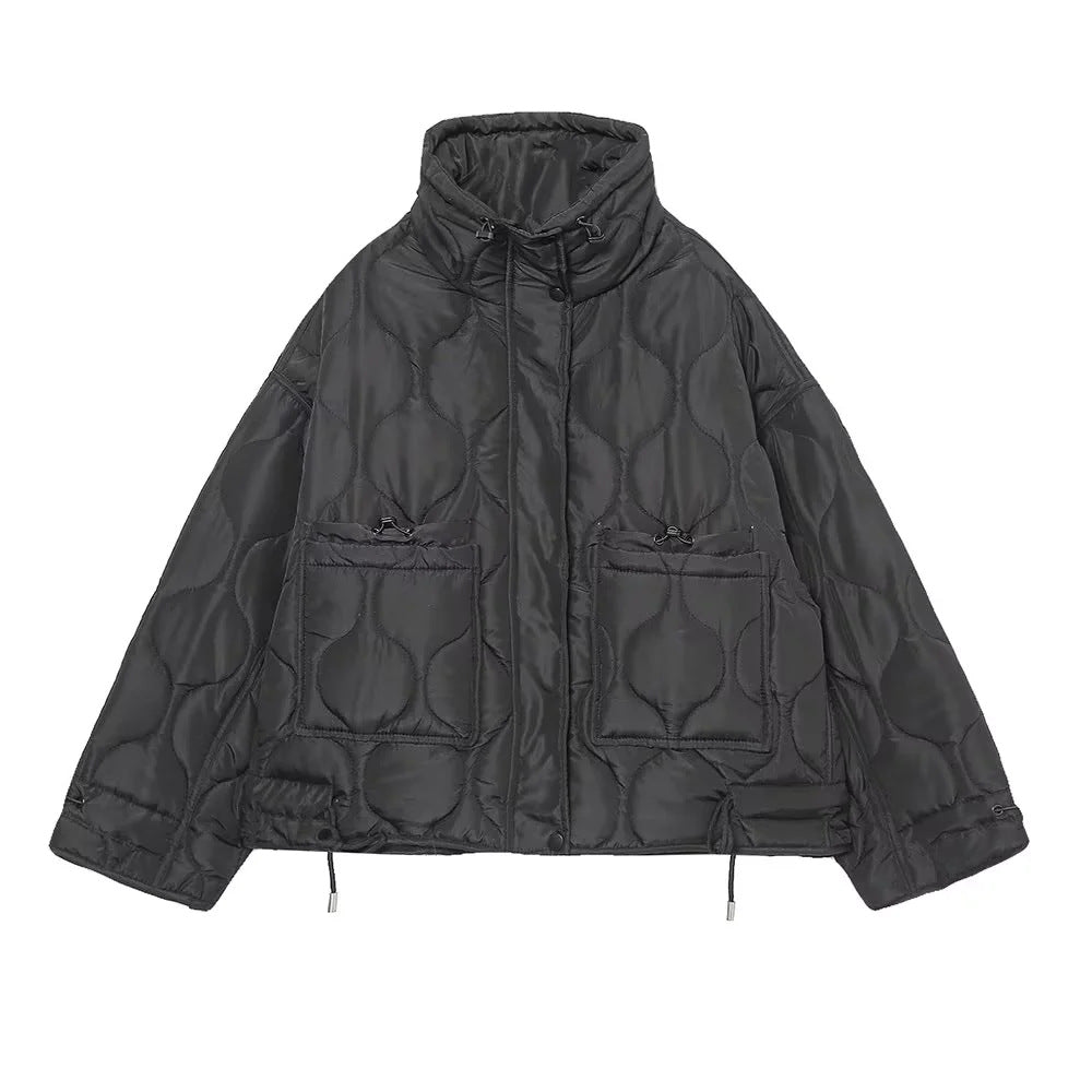 Women's quilted short jacket with high stand-up collar, drawstring hem and large patch pockets Mune Fashion