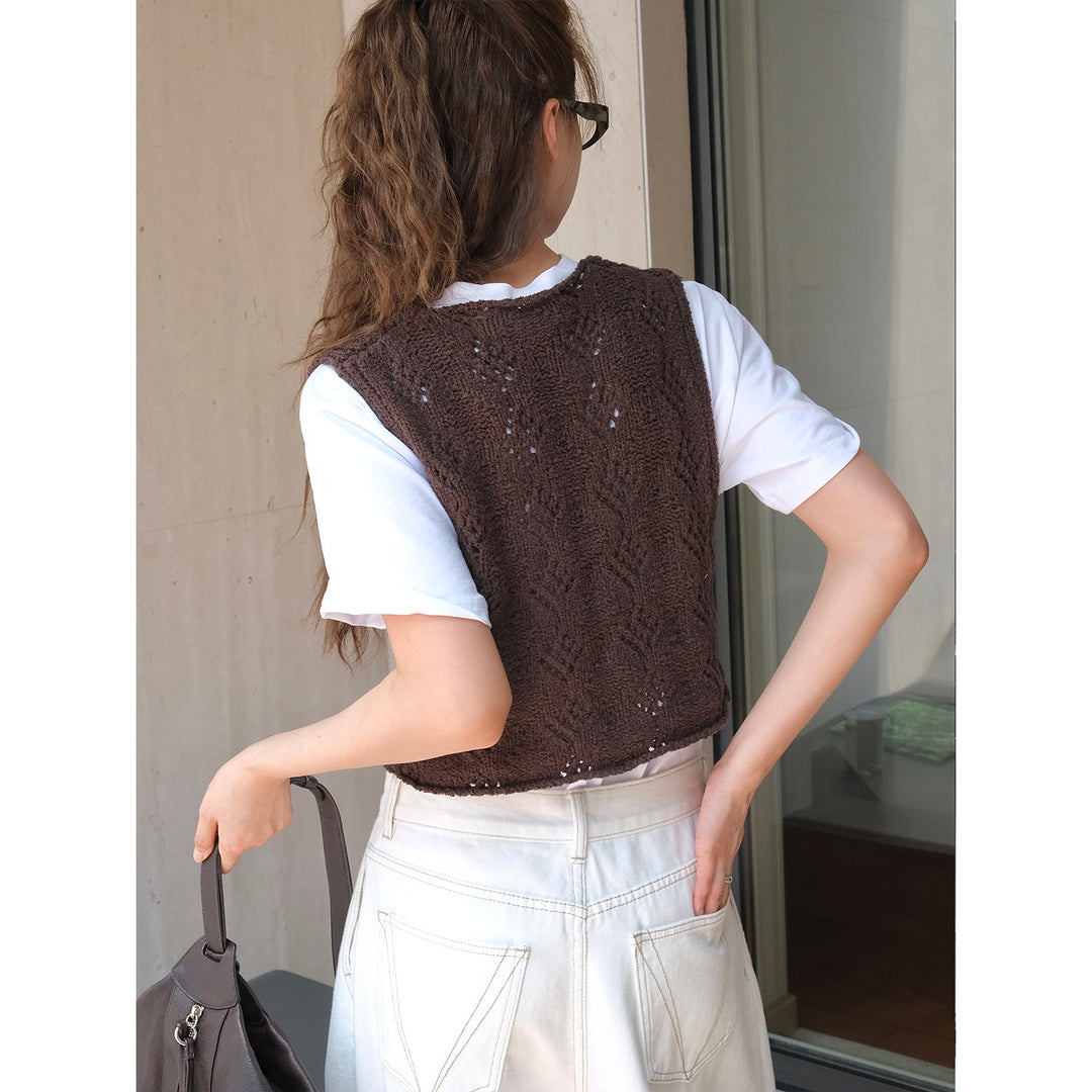 Ladies finely knitted short vest with V-neck, ajour pattern and hook closure Mune Fashion