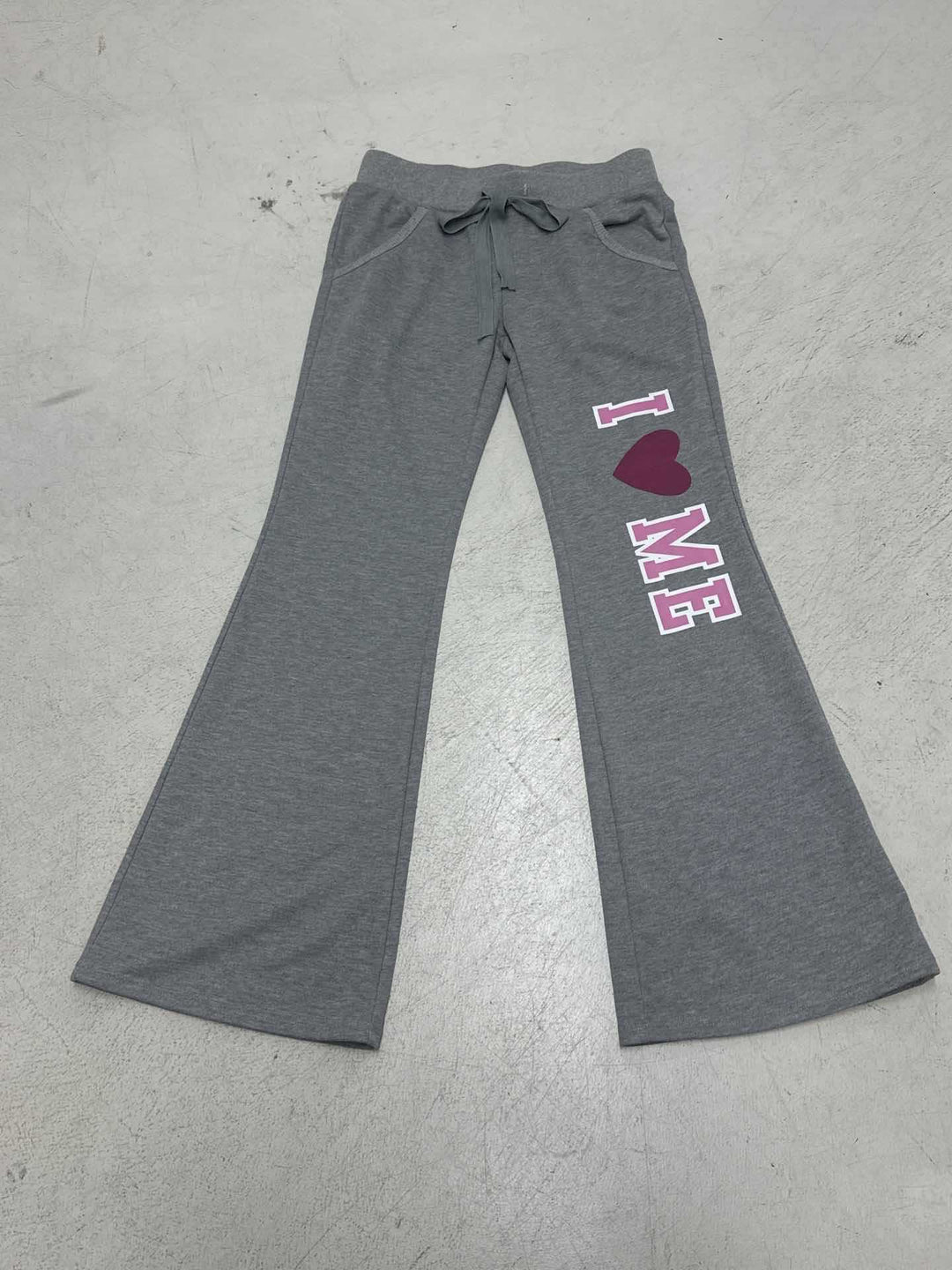 Women's soft flared jogging pants with drawstring, side pockets, and eye-catching Love print Mune Fashion
