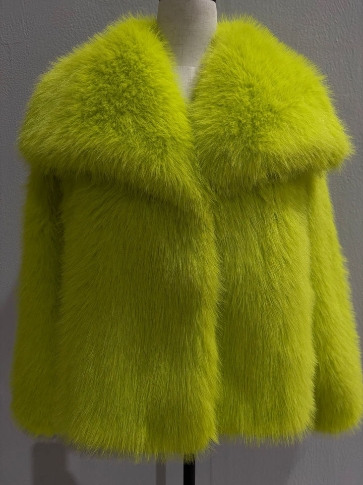Women's short bolero in boxy cut made of vegan shaggy faux fur with XXL shawl collar Mune Fashion