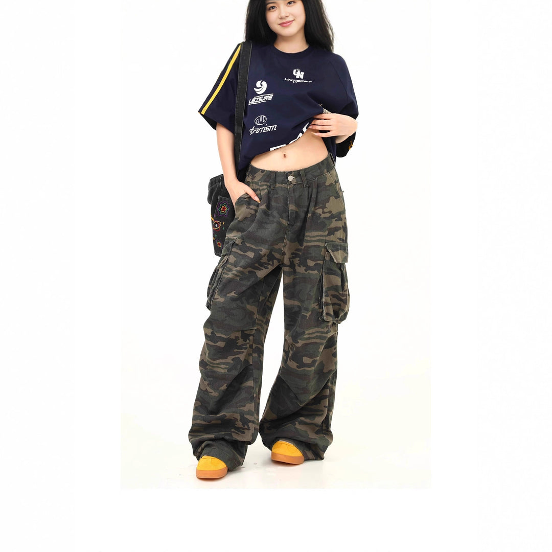 Women's cargo pants with wide leg and camouflage pattern