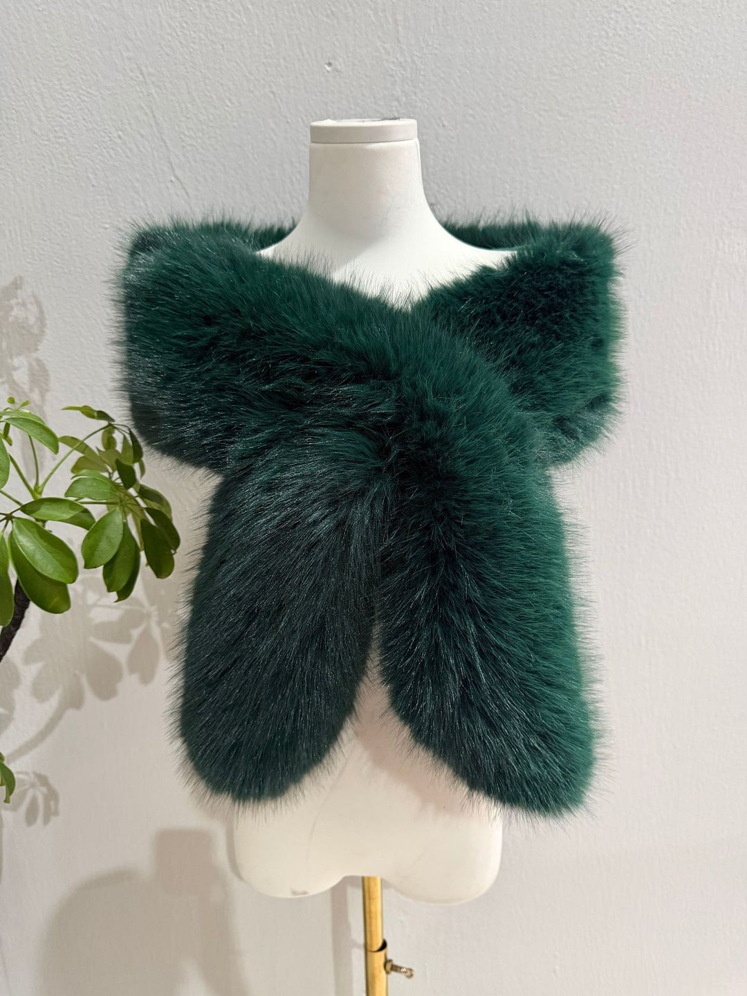 Women's Luxurious Reversible Faux Fur Shoulder Stole with V-Shape Mune Fashion
