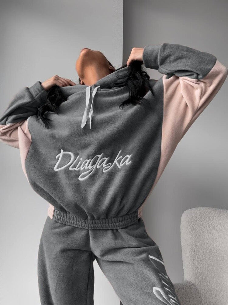 Women's cozy hoodie set with contrast sleeves, elastic high-waist joggers, and oversized hood Mune Fashion